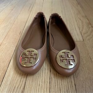 TORY BURCH MINNIE TRAVEL BALLET FLATS WITH METAL LOGO IN ROYAL TAN AND GOLD